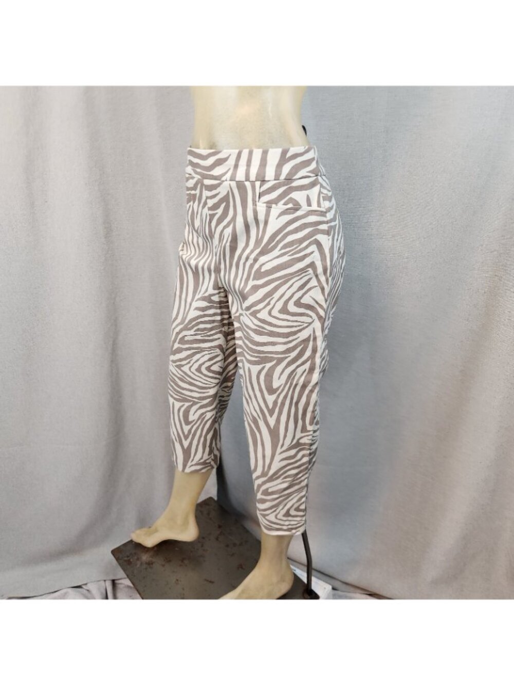 Chicos Brown Gray & Ivory Zebra Cropped Capri Pants Stretch Size 1 MEDIUM NEW - Picture 5 of 6